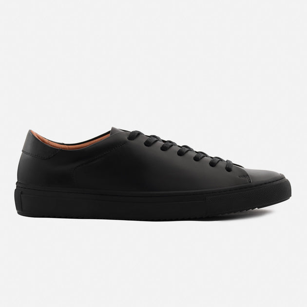 Black minimalist deals sneakers